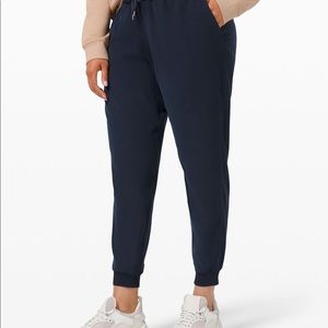 Lululemon on the fly joggers
